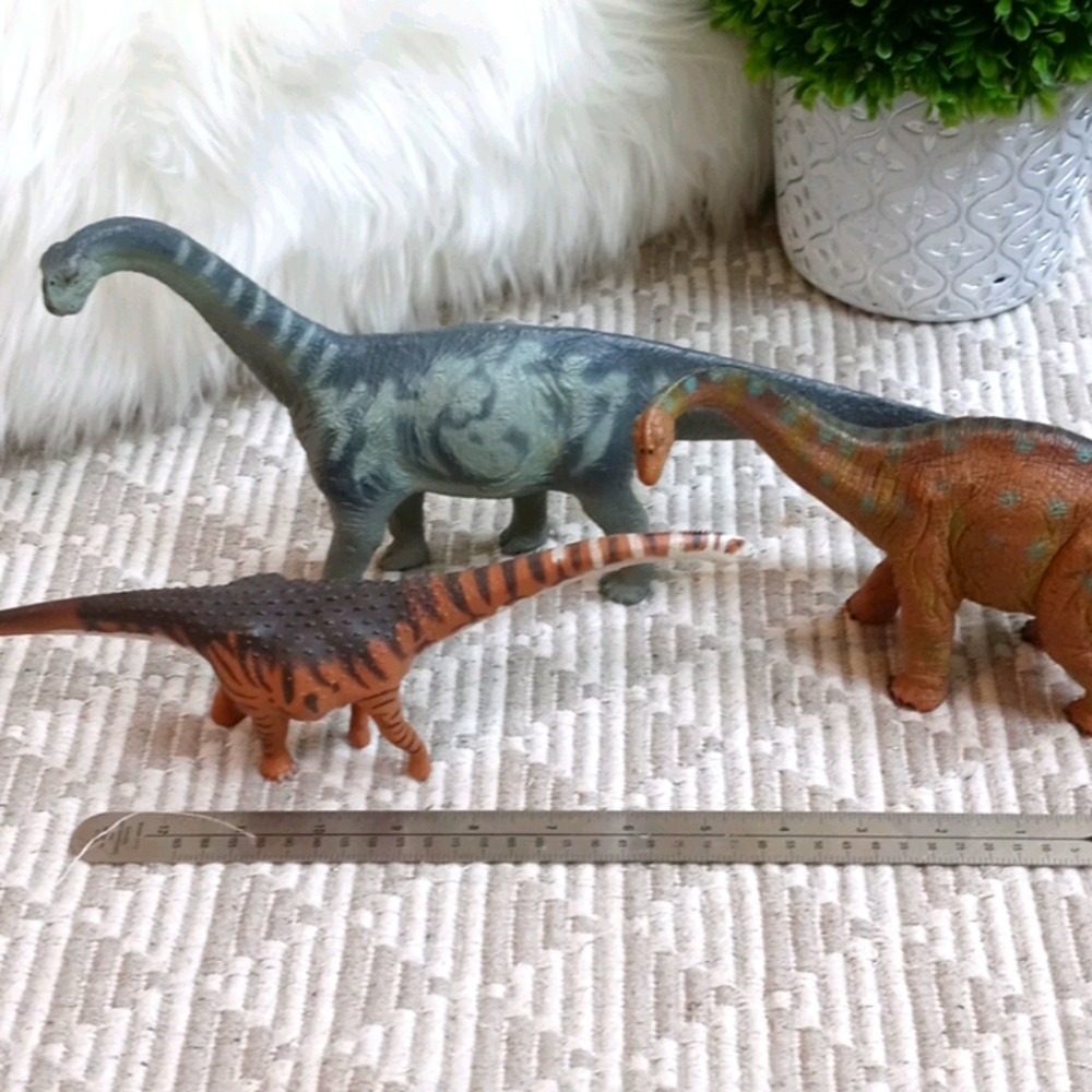 3 Dinosaurs toy New condition
